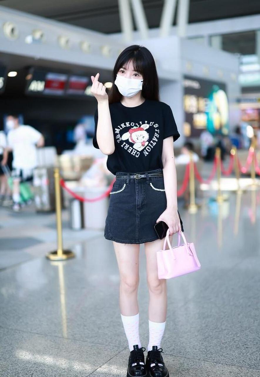 柳岩黑色短t牛仔裙现身机场,清纯甜美可爱至上