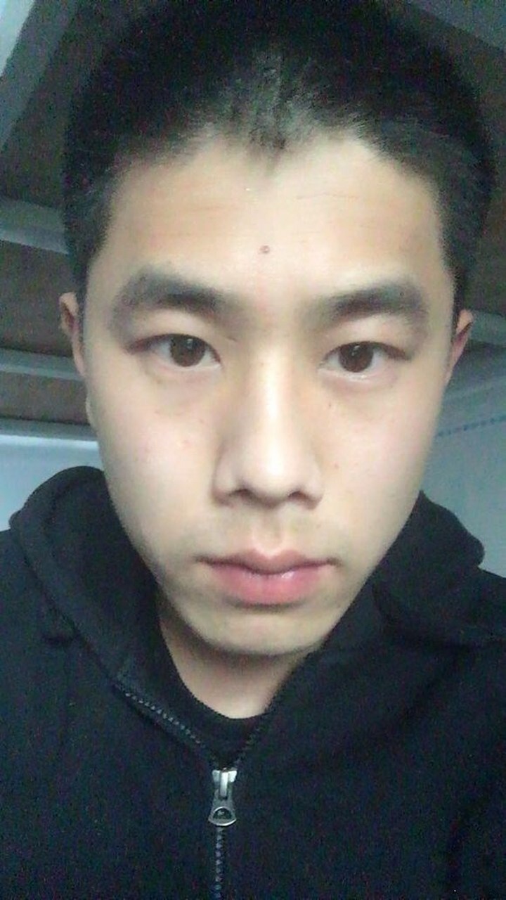 额头低窄发际线凌乱,聚财力差,很容易因为一时的成就而沾沾自喜.