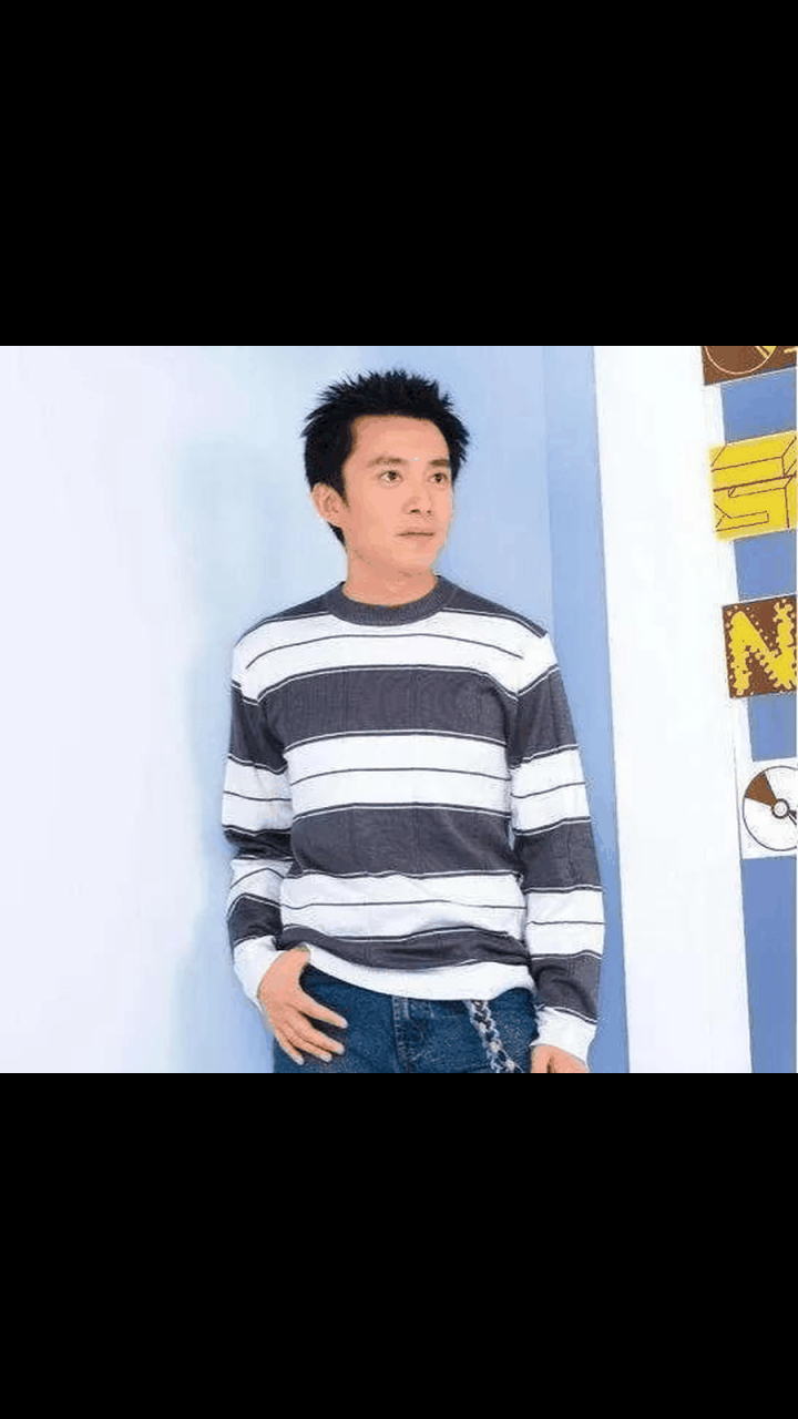 gif创作人# 51岁爱奇艺影业总裁亚宁,满头白发成大叔.