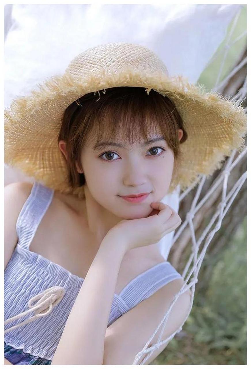 一组戴草帽的水灵美眉迷人户外写真