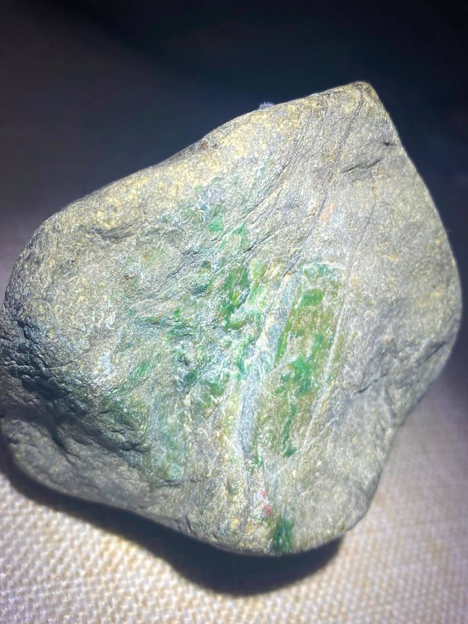 点击头像看直播# #翡翠原石#660克,老南齐色料,皮壳紧致,压灯色阳种