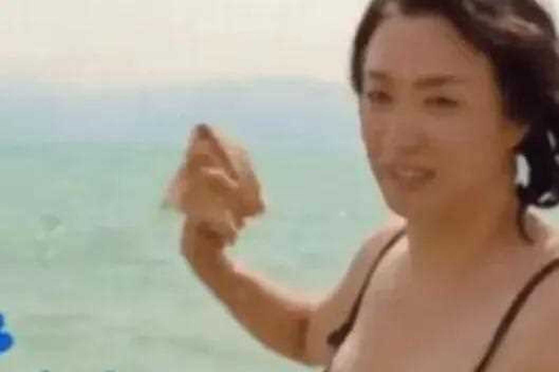 金星罕见晒性感泳装照,与老公汉斯海边嬉戏打闹,水中也不忘一展舞姿