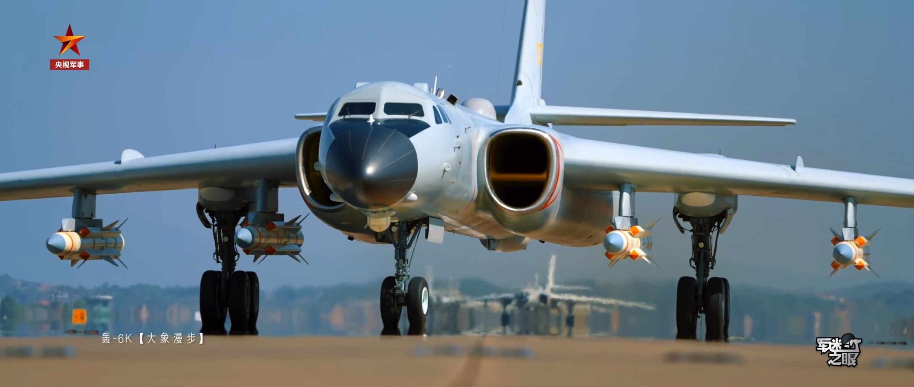 俄罗斯空天军的图-160超音速轰炸机 ,我国空军的轰 -6k轰炸机 .