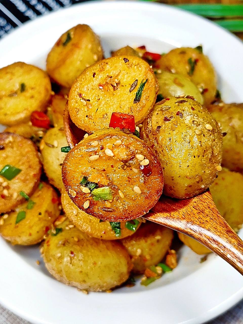外焦里糯的香辣小土豆,好吃到破防了 小土豆这么做巨解馋,外皮焦香