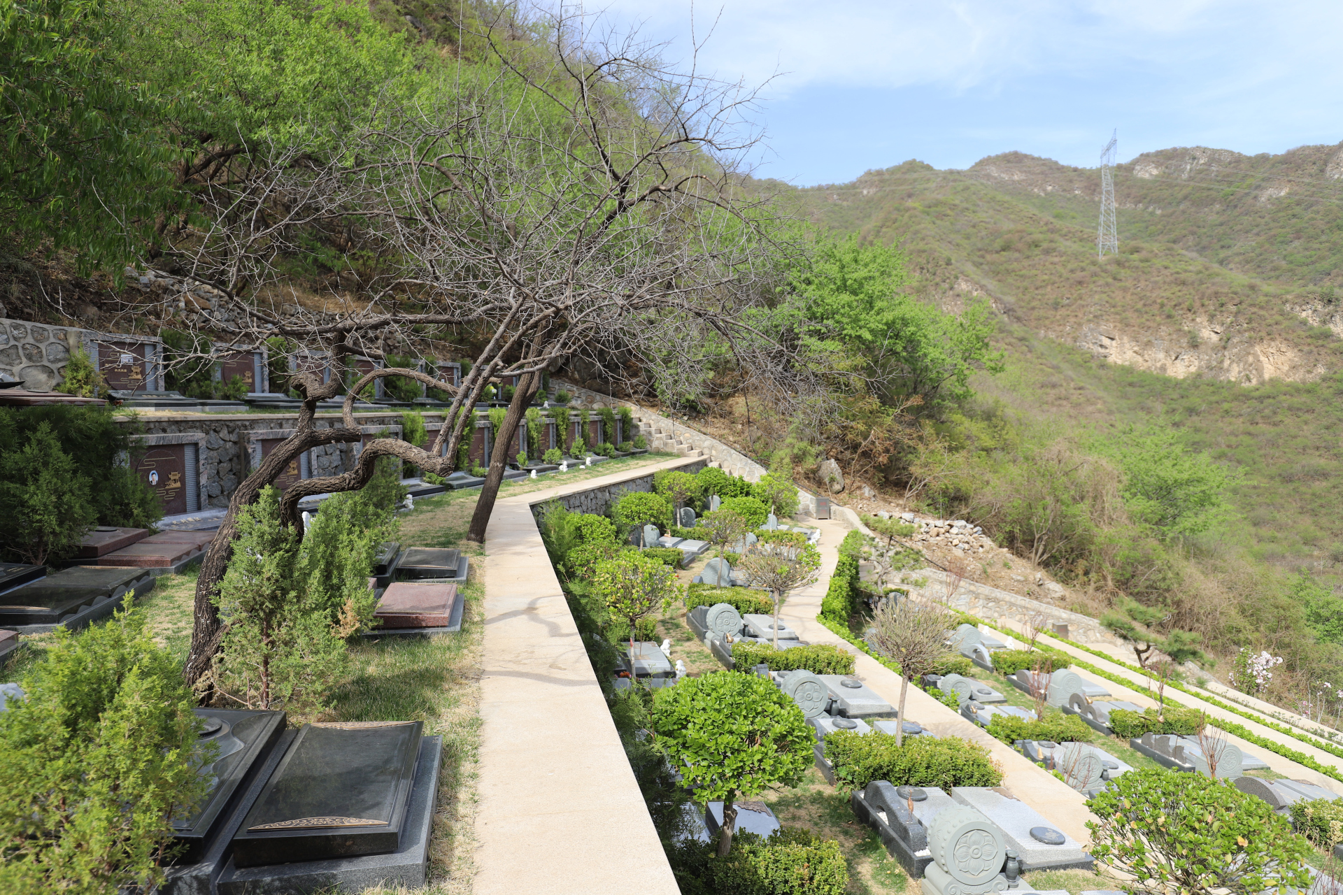 九公山长城纪念林陵园,位于北京市怀柔区渤海镇水塘村西北,是一座历史