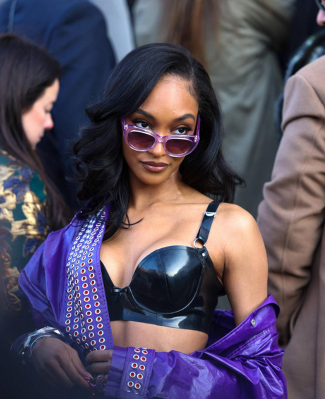 超模卓丹·邓出席巴黎时装周.