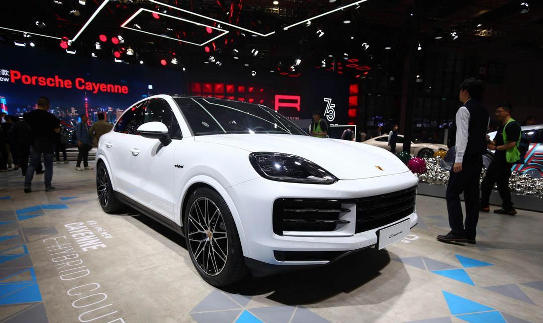 在2023上海车展上,保时捷正式开启新款cayenne家族车型预售,新车共推5