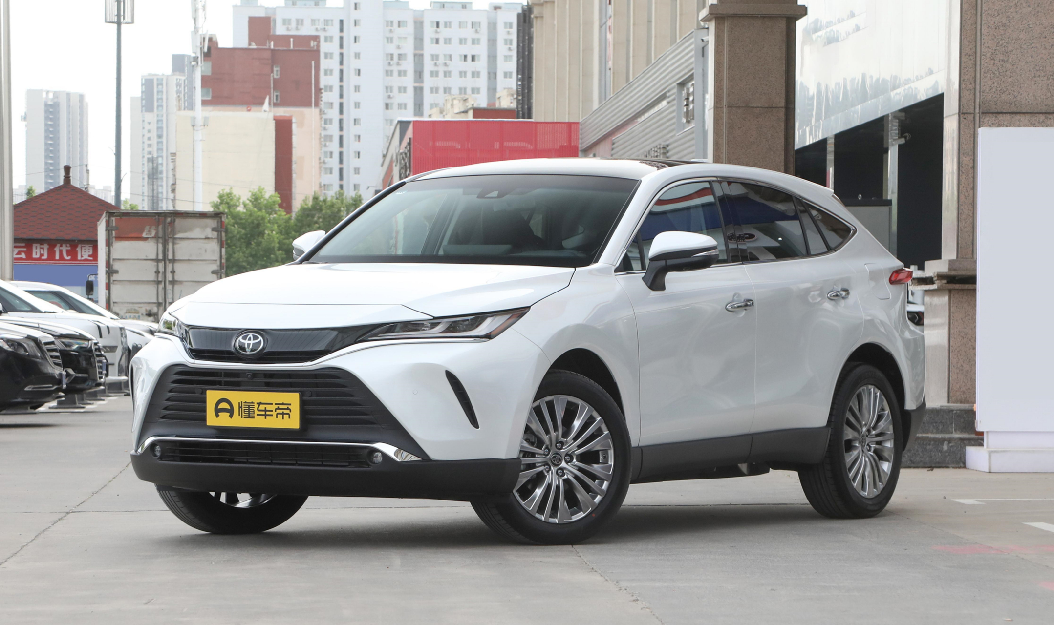 日前,一汽丰田2023款凌放harrier正式上市,新车推出9款车型可选,售价