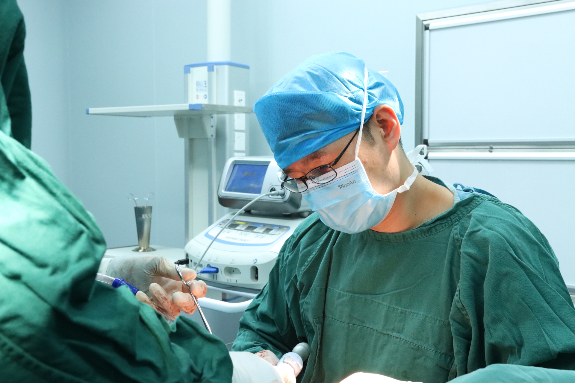 硅胶隆胸是将硅胶假体植入胸部,从而改变胸部的形态.