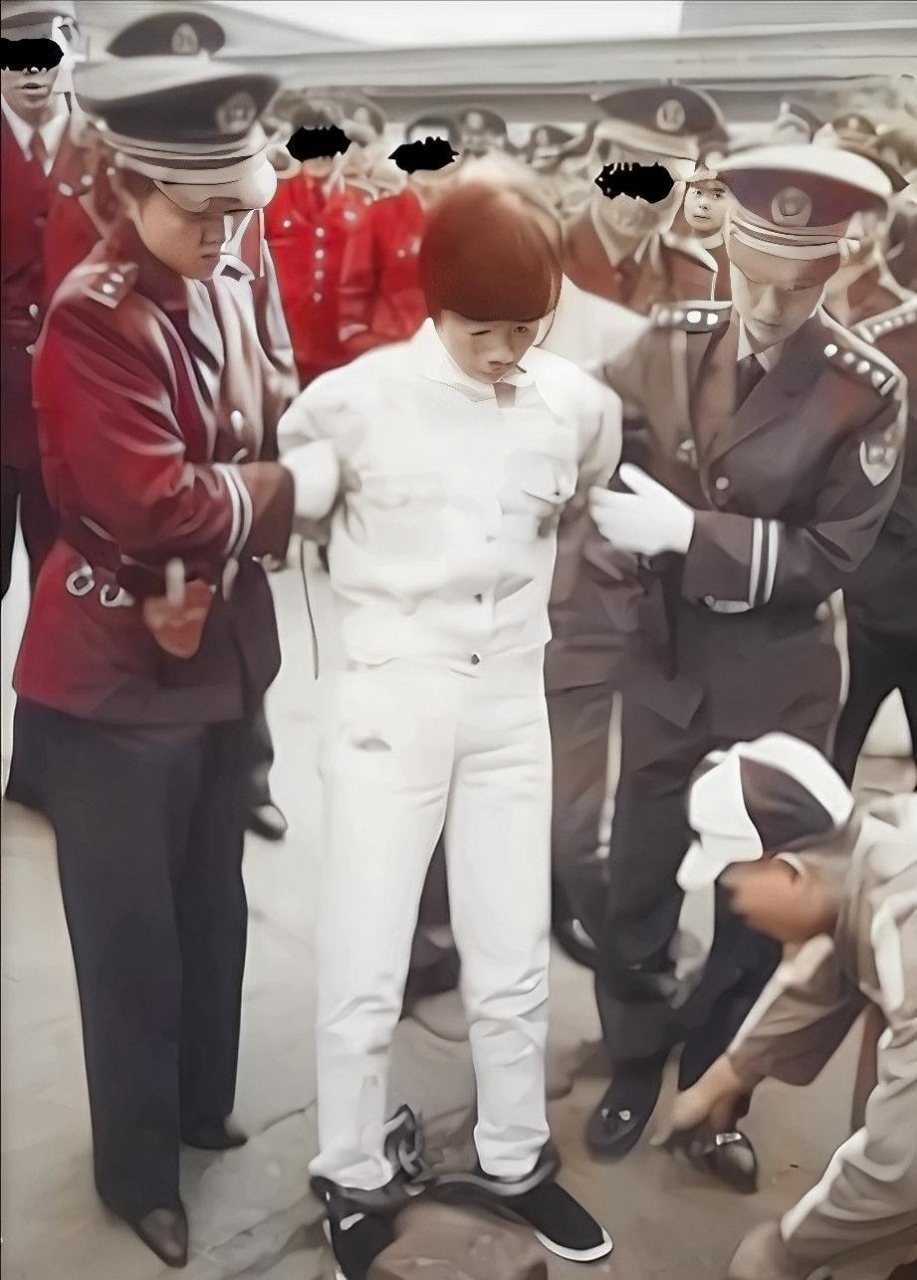 画面中,她一身白衣,脚上沉重的脚镣正在被取下.