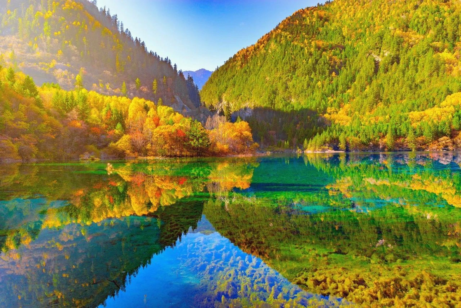 九寨沟位于四川省阿坝藏族羌族自治州九寨沟县,是中国著名的自然风景