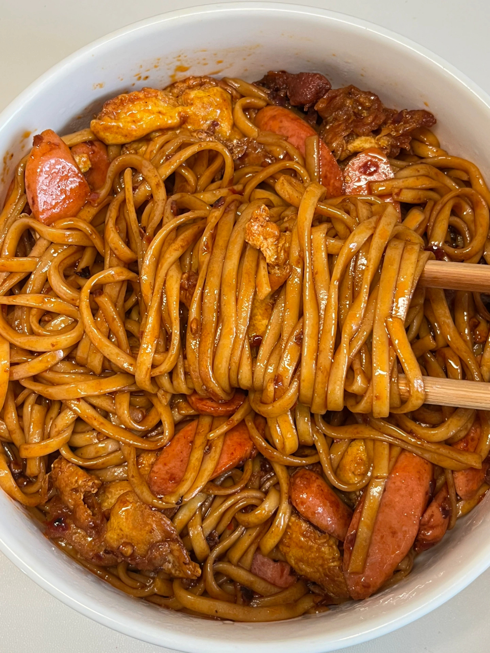 食材:面,火腿肠,鸡蛋 	 做法: 1?面煮熟过凉水! 	 2?