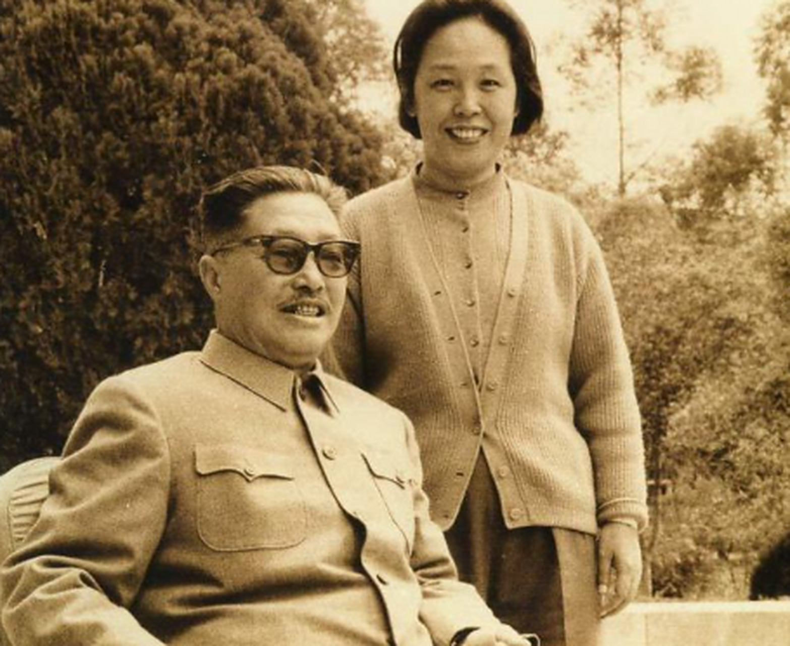 解放初期贺龙与妻子薛明在陕北延安的珍贵合影.