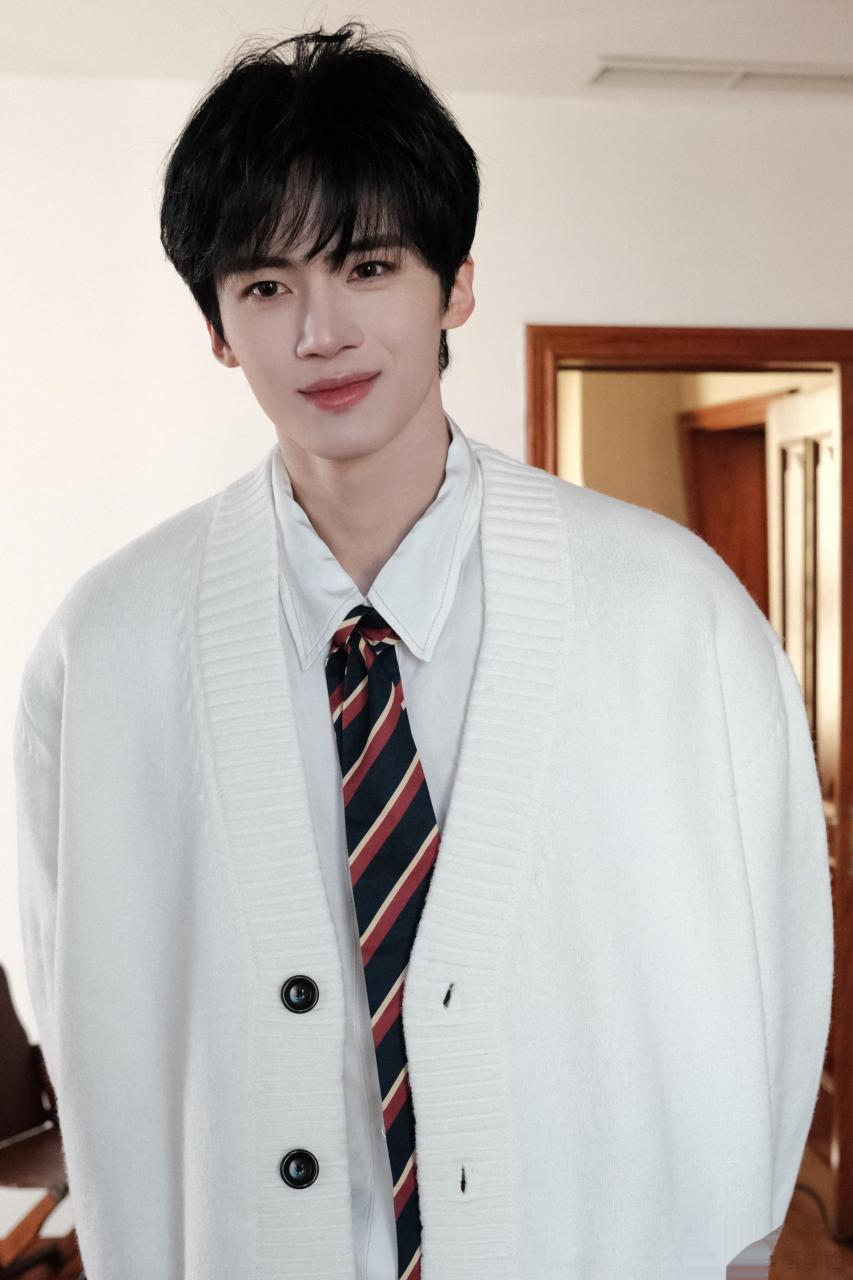 真的很爱闫桉的颜耶,闫桉回来内娱真的是太棒了吧,又可以看到帅哥闫桉