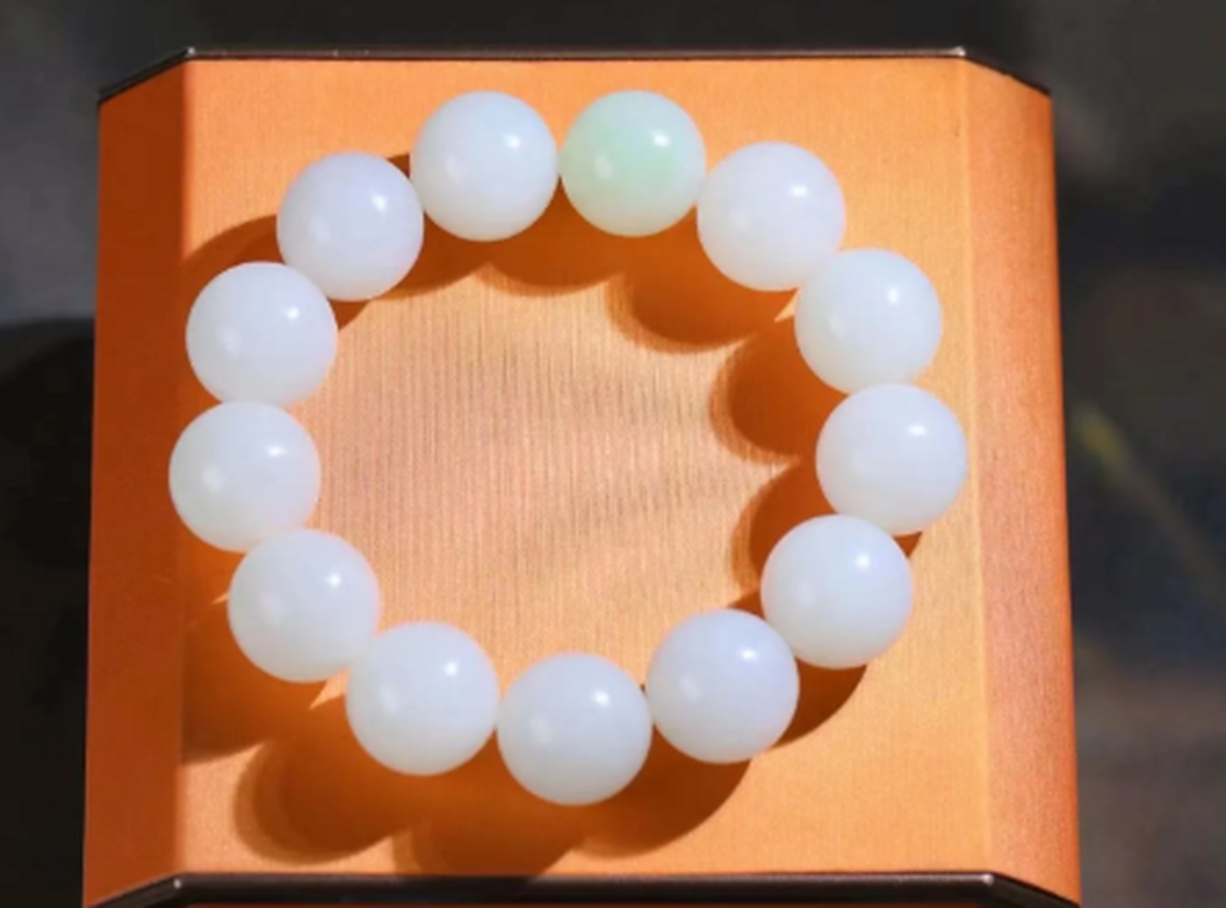 弥足珍贵新疆山料羊脂白玉带翠圆珠手串 ,颗颗精挑细选,一级白,一颗翠