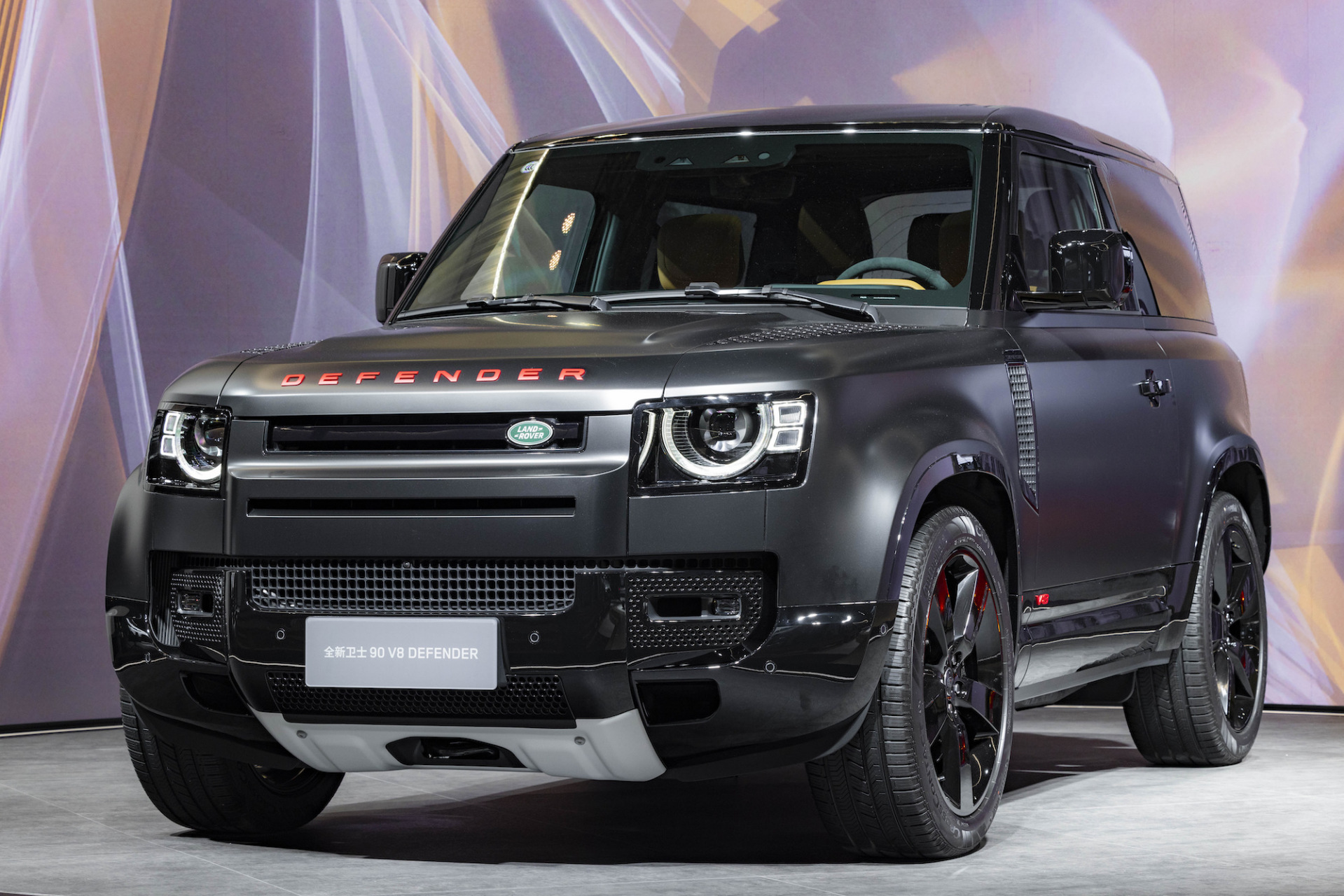 全新卫士v8 defender成为焦点,此前只有110车型才有配备的5.