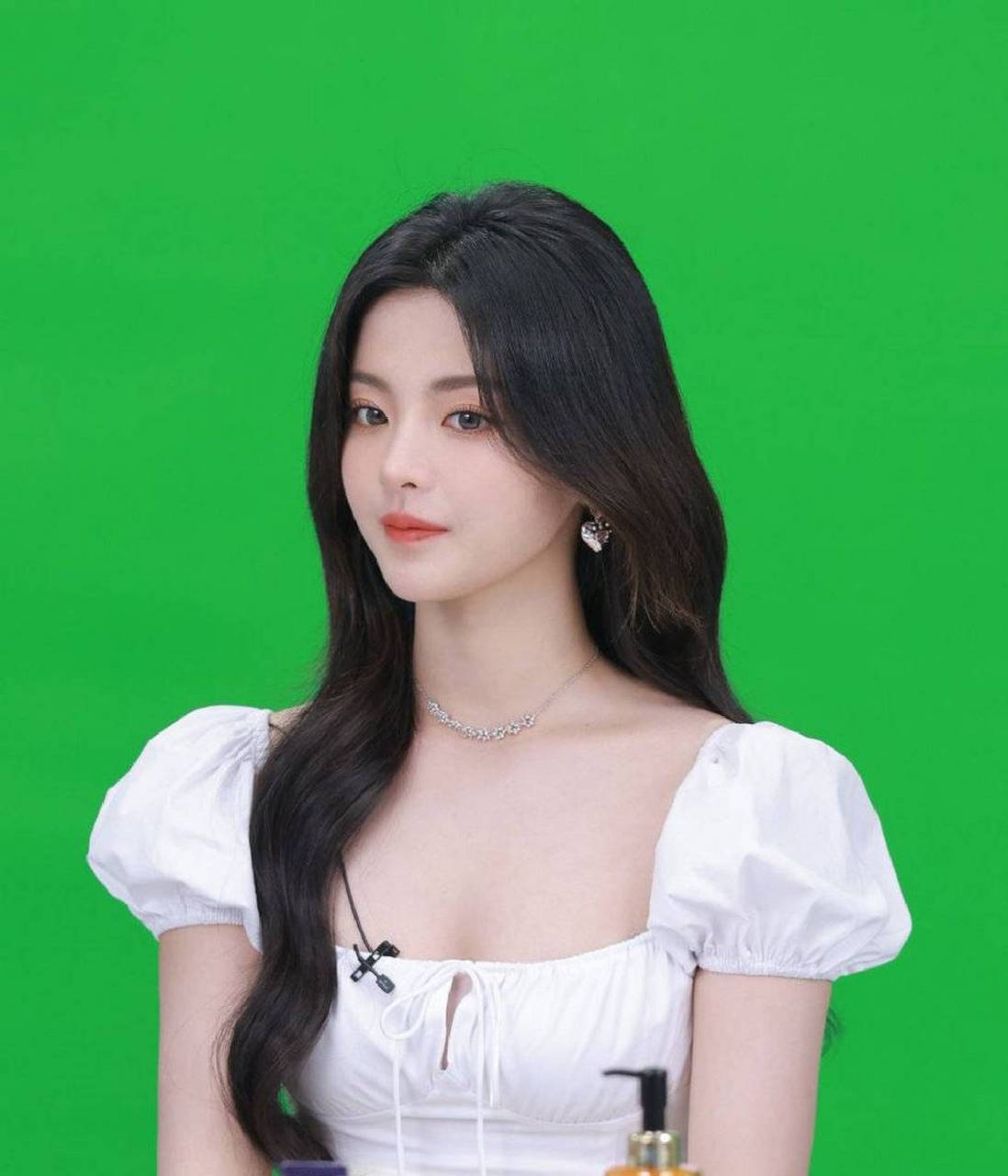 杨超越活动写真大片, 秀发披肩气质迷人,6月2日工作室晒出了杨超越