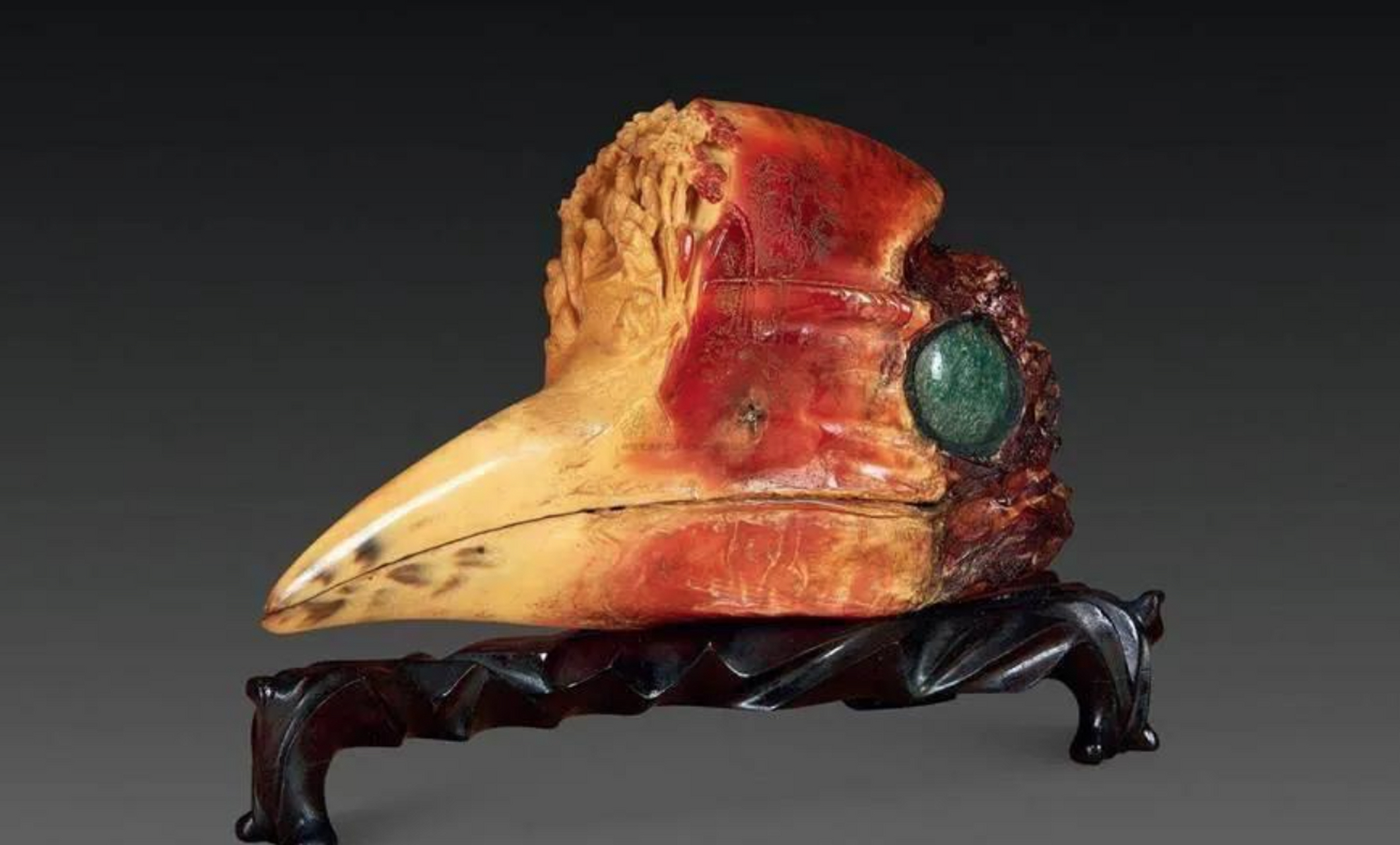 盔犀鸟数量珍稀,很多文玩爱好者为了得到一件"鹤顶红",不惜一掷千金