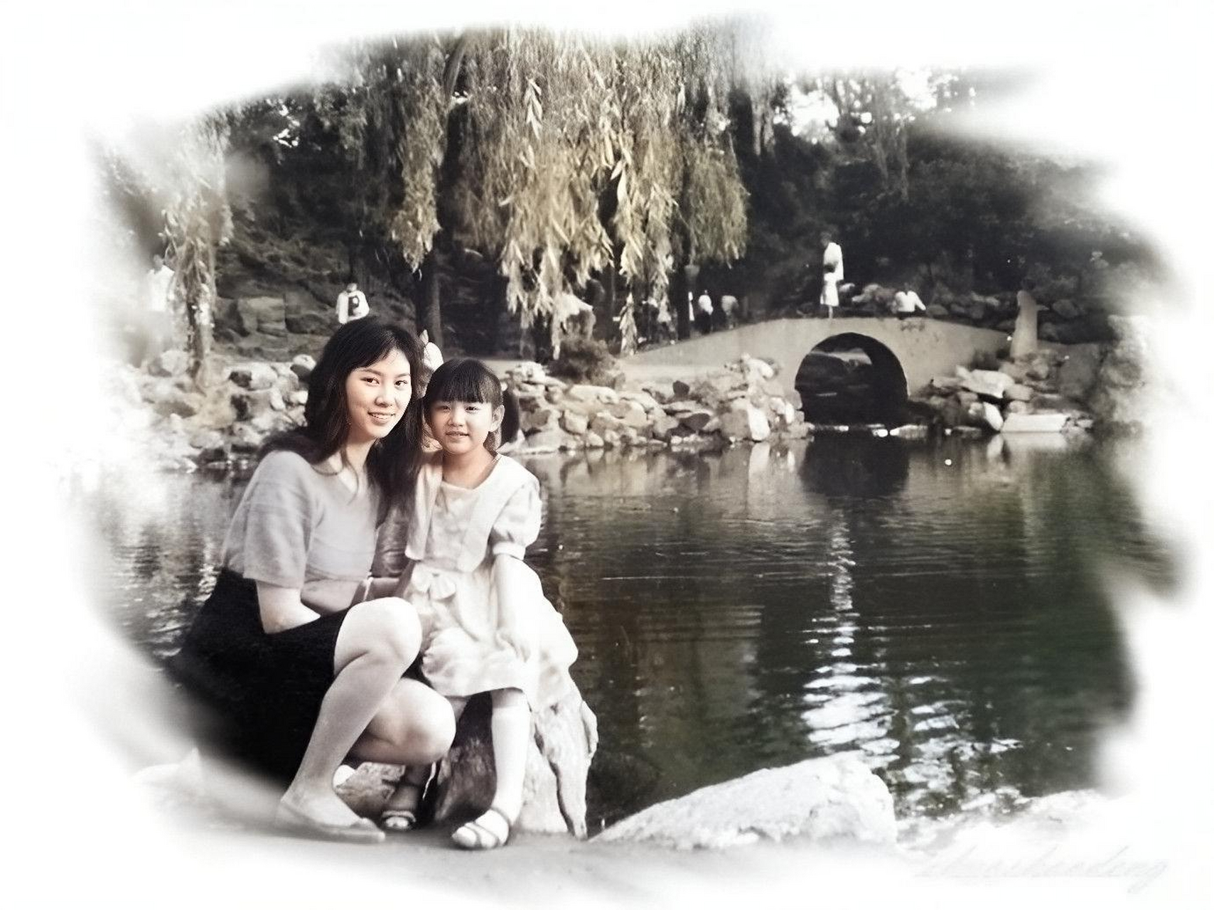 这是一张1997年的老照片,一位美丽的母亲和年轻的女儿在汉口中山公园