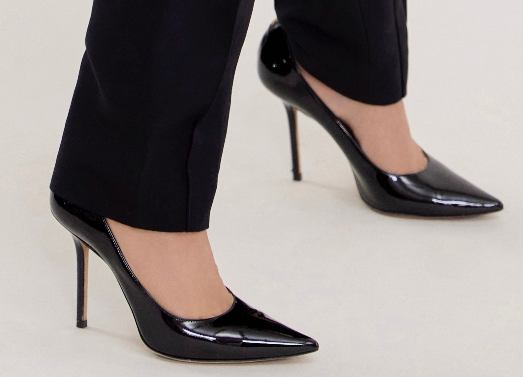 高圆圆 干练黑色西装踩漆皮细高跟 任何风格都能轻松驾驭[鲜花]