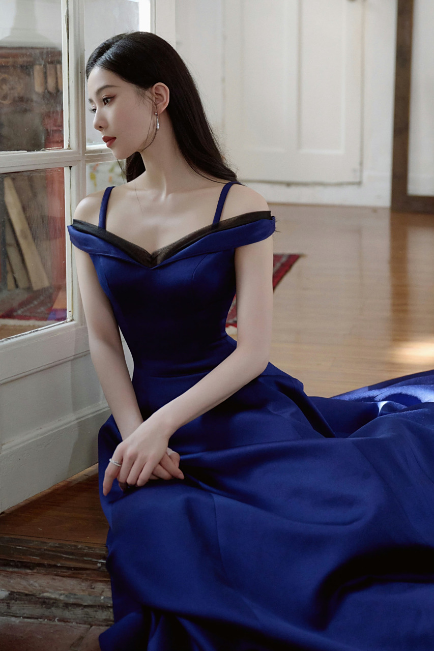 来自刘诗诗美颜暴击,身穿一袭蓝色吊带裙惊艳亮相活动现场,淡雅的妆容