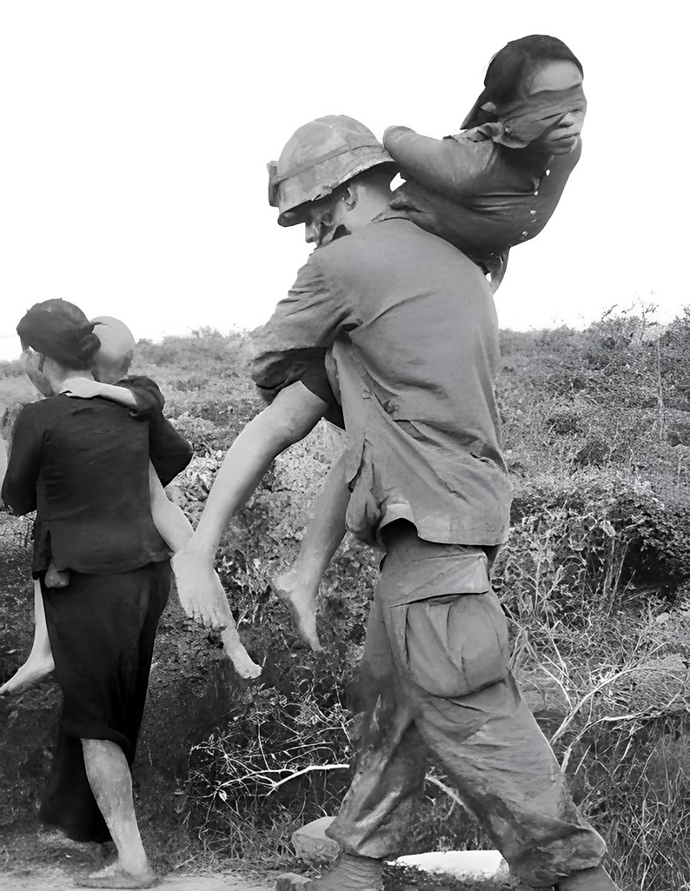 1971年,一名北越女兵员工不幸被美军俘虏击毙.