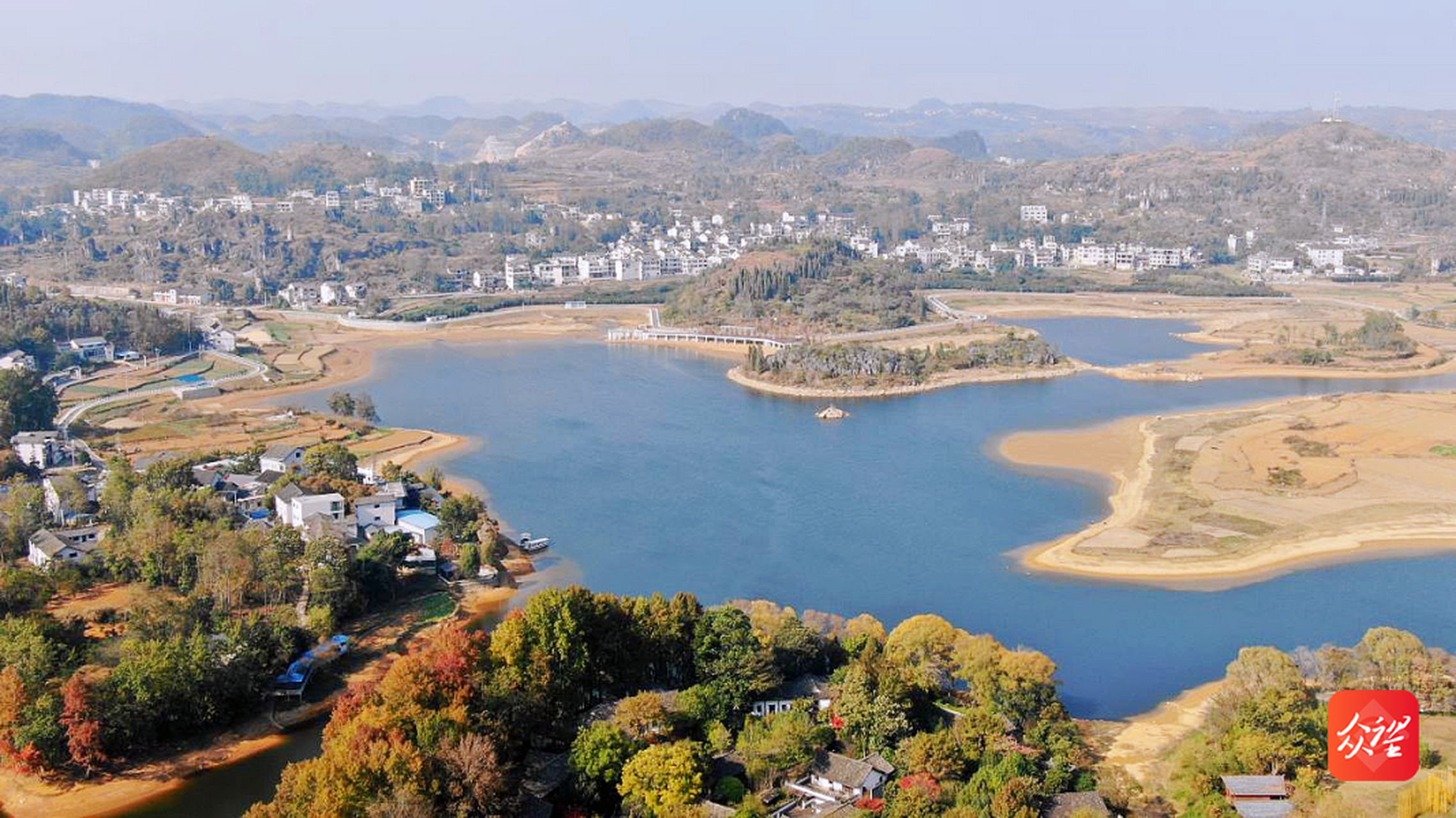 【贞丰三岔河:碧水丹枫映画来】 眼下,贵州省黔西南州贞丰县三岔河