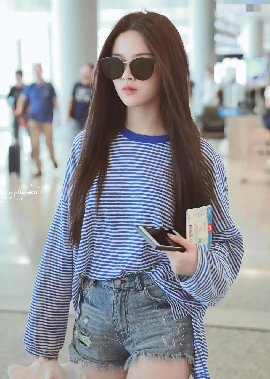 杨超越毛边牛仔短裤现身,酷帅十足