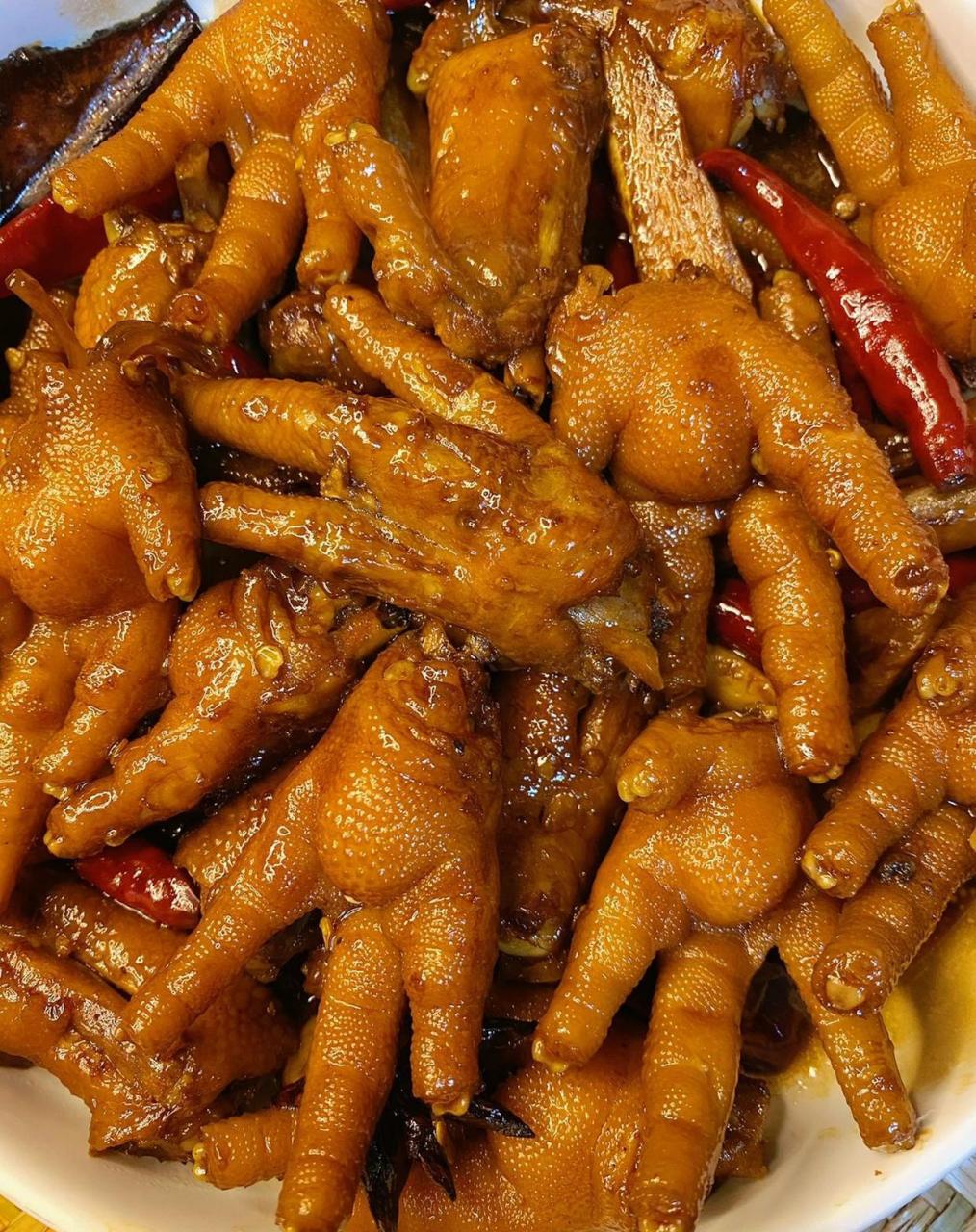 食材: 一斤鸡爪,生姜,大蒜头,干辣椒,八角,花椒,桂皮,香叶,冰糖 做法