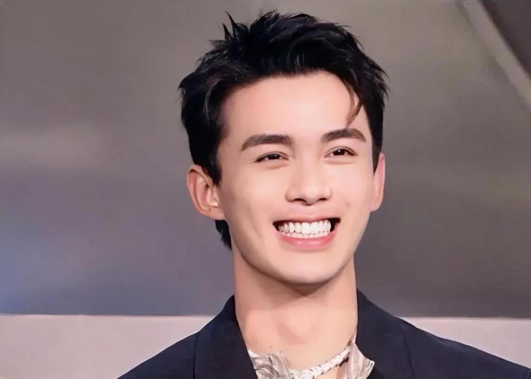 吴磊这个笑肯定是被强迫的