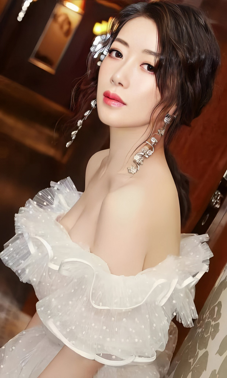 陈紫函的雪纺连衣裙优雅性感.她的气质甜美,温柔,美丽,青春.