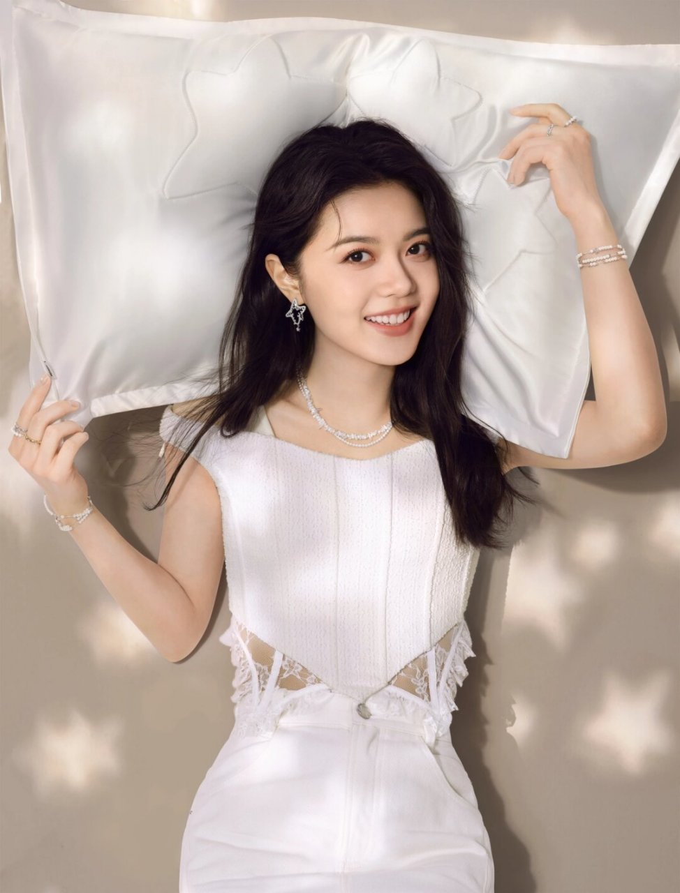 赵今麦新代言小少女长成大明星啦  赵今麦近日发布了一组新照片,展示