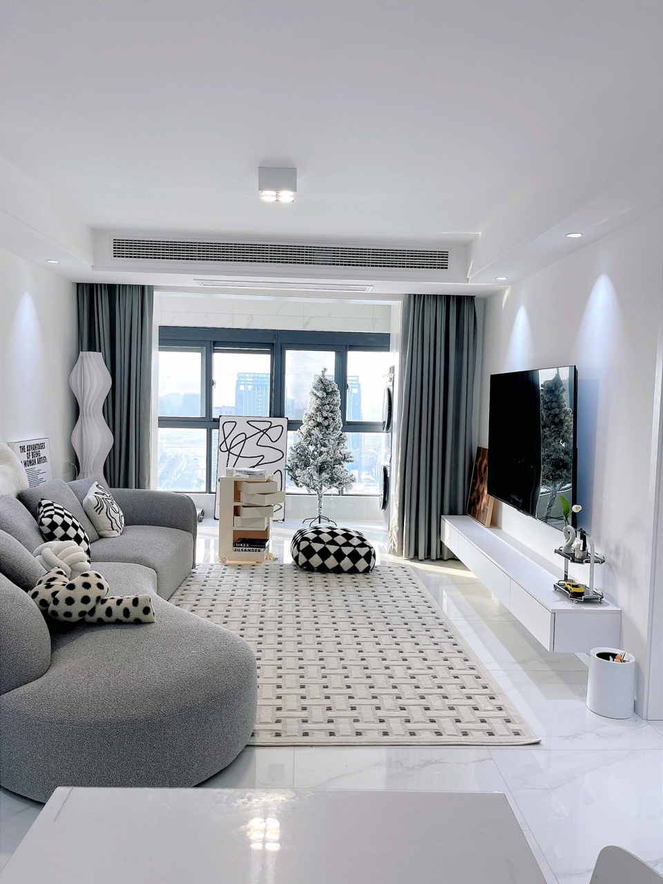 我爸夸我太会装修,装完和没装一样   人家都做背景墙 ,你就刷白墙?