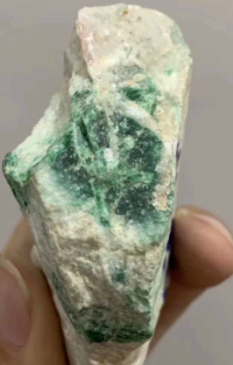 点击头像看直播##翡翠原石# 阳绿色料,搏戒面挂件料,色非常辣,有大