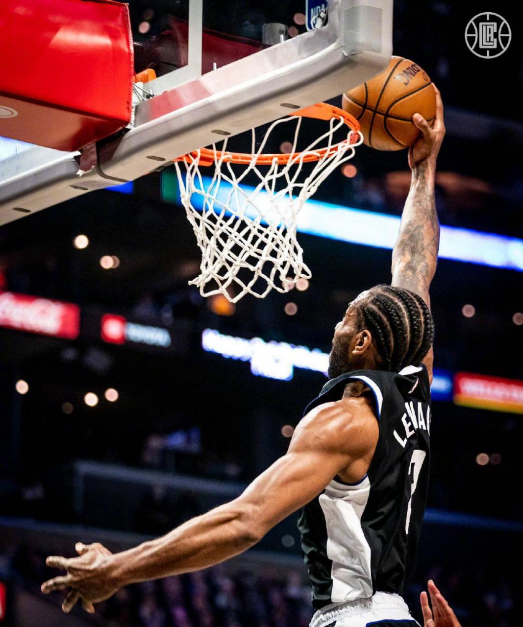 gif创作人# 慢镜头欣赏伦纳德的飞天劈扣,这健美的肌肉线条,巨大的