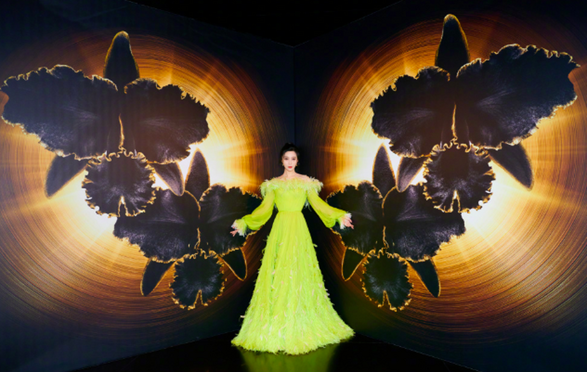 范冰冰这套嫩绿色的长裙,得显特别有青春活力,算是对前段时间说她状态