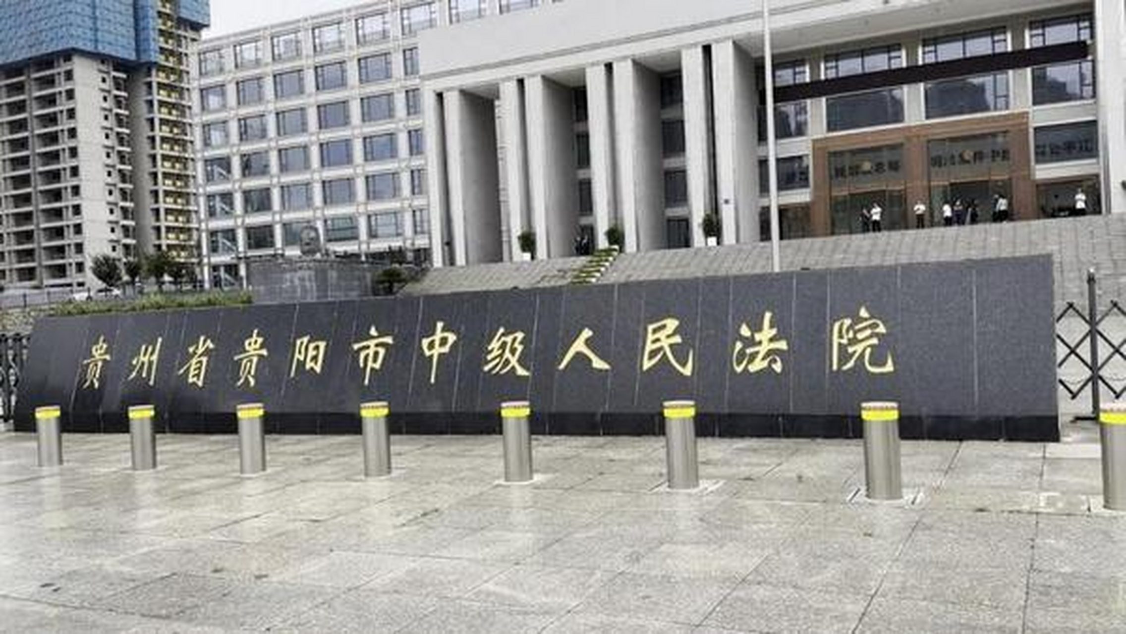 贵州市中级人民法院开庭审理"杨妞花被拐"案,涉事人贩子余华英面临