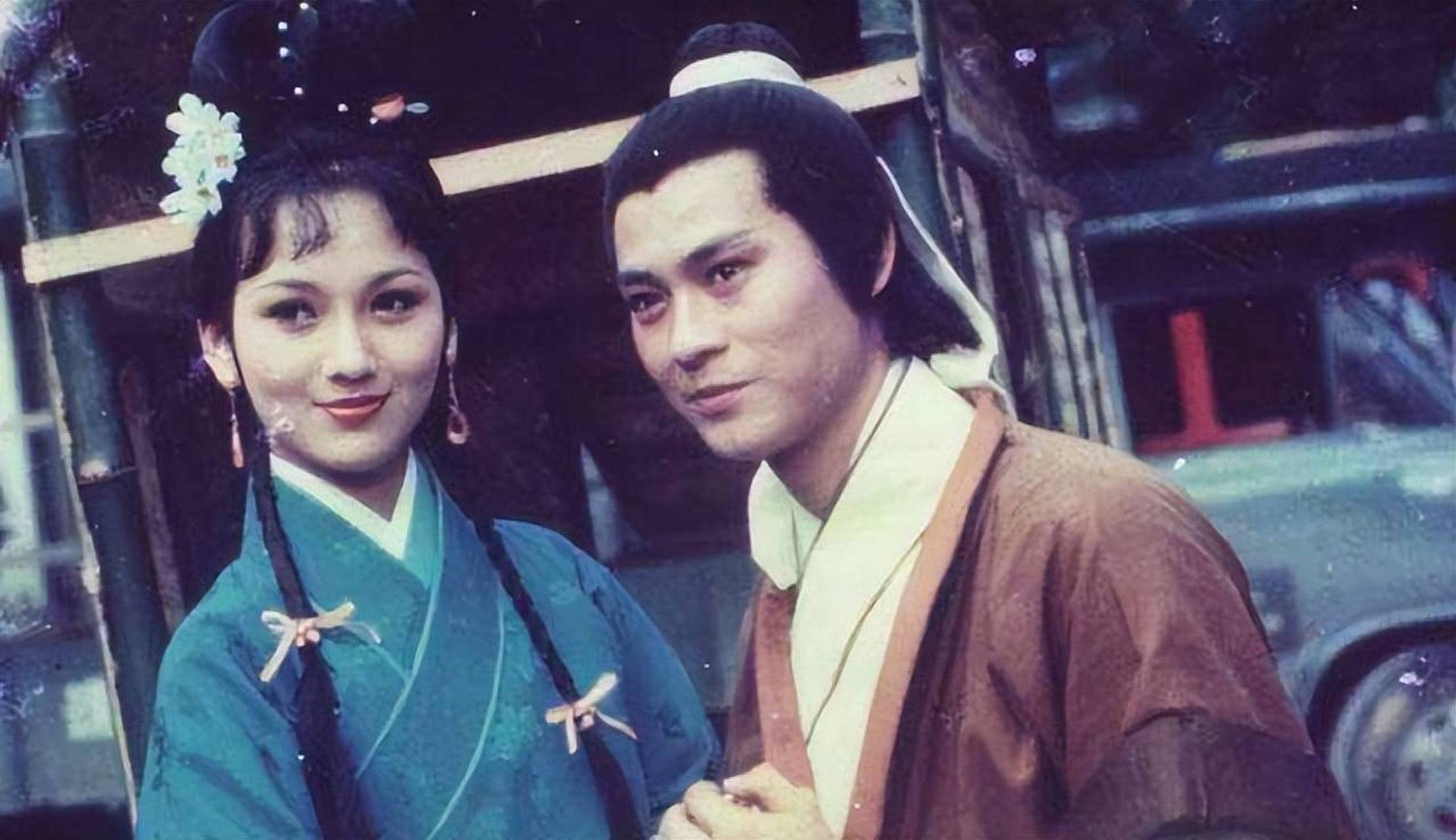 1978年,郑少秋和赵雅芝的合影,两人此时正在拍摄古装剧,头上还留着