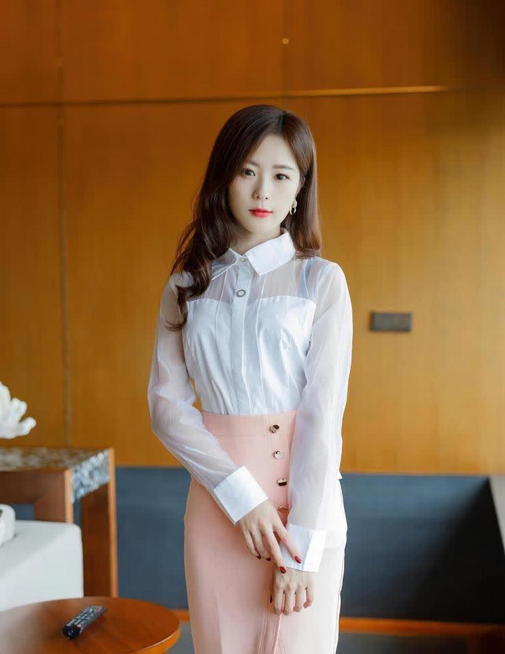 街拍:美女白色透明衬衫 粉色半身裙写真,眼神电倒众人