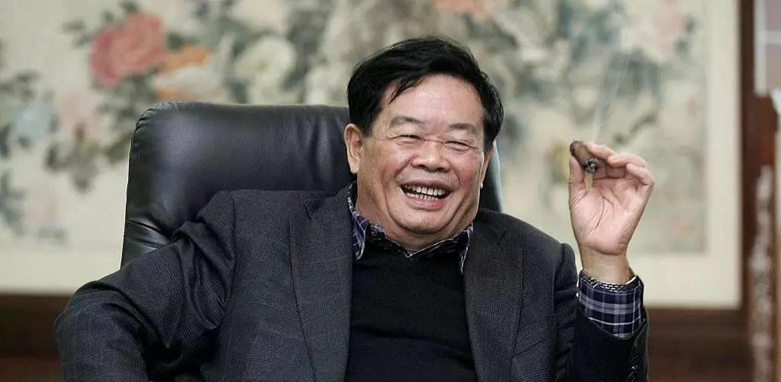 曹德旺是福耀玻璃集团的创始人,目前是中国第一,世界第二大汽车玻璃