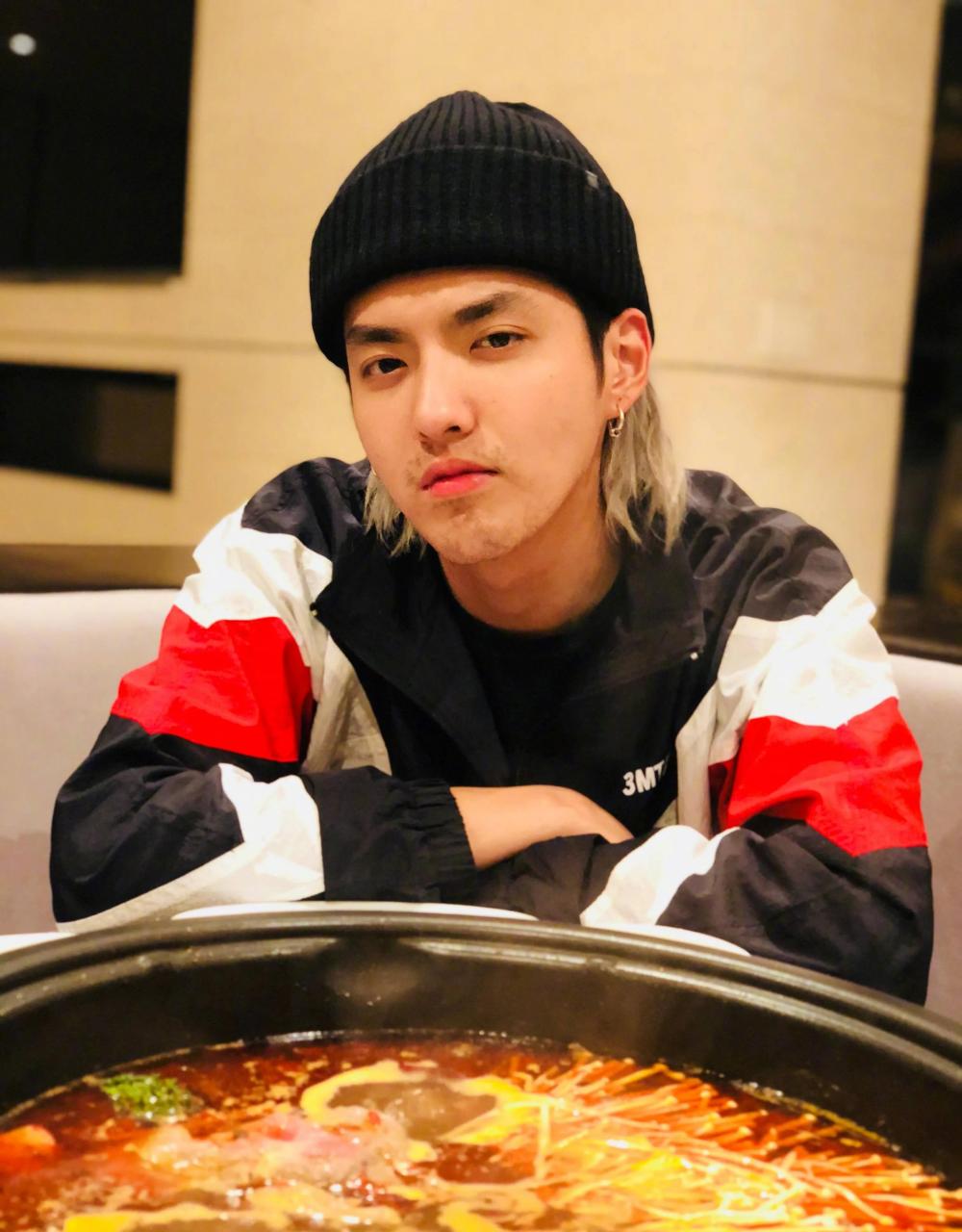 gif创作人# 做饭给妈妈吃的吴亦凡,戴着围裙切菜炒菜还挺大厨的感觉