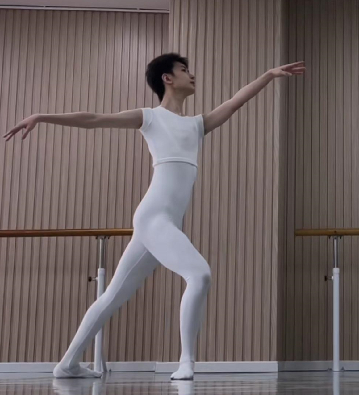 没想到男生跳芭蕾也如此优雅,他像个王子一样!