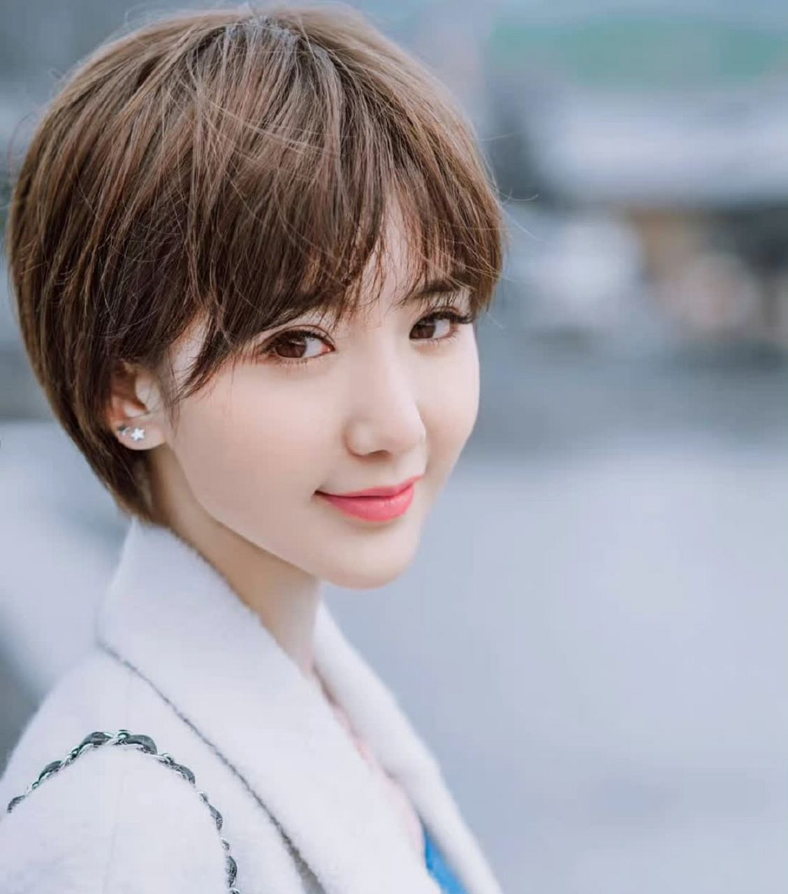 毛晓彤早期照片"是一个充满春天气息的小仙女[花][抠鼻]