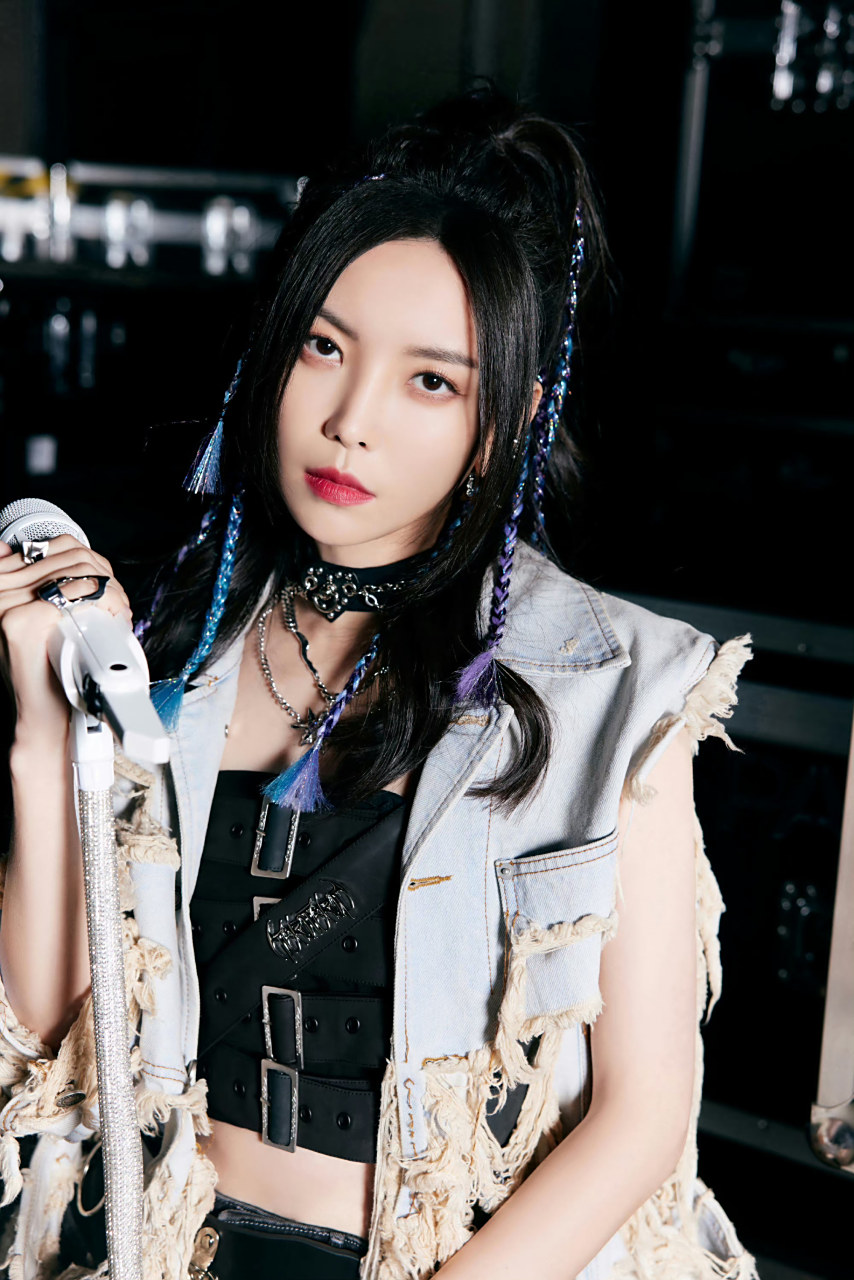 娱乐# #时尚# 于文文的脏辫时尚写真,摇滚rapper燥起来!