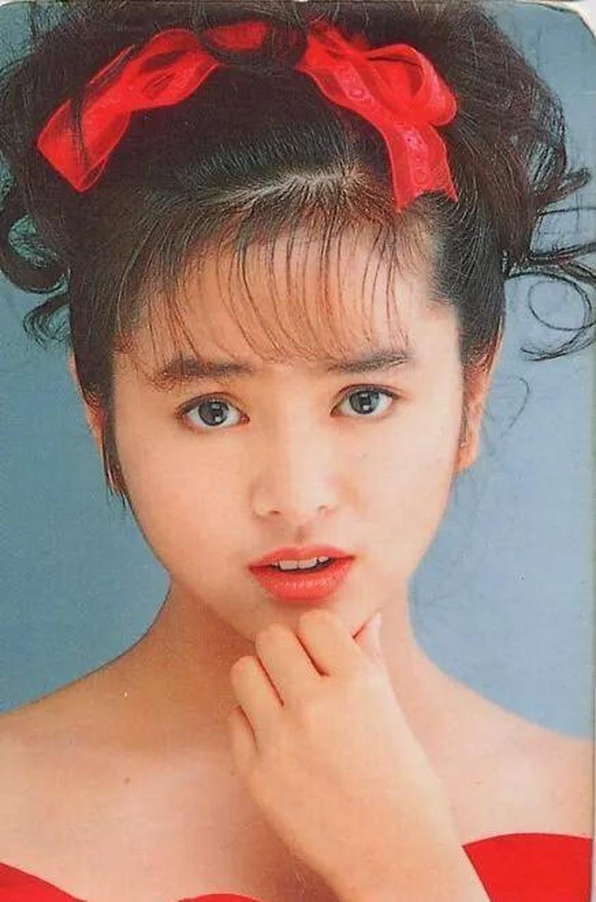 当年,"玩具大王"陈柏浩为了追求叶蕴仪,用9999朵玫瑰花围成爱心深情