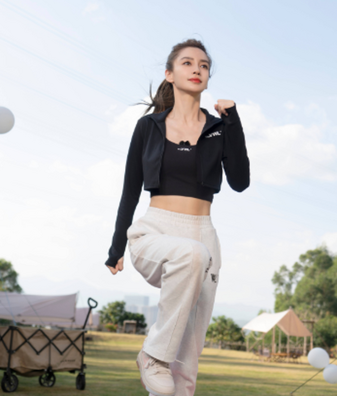 杨颖穿露腰运动装马甲线抢镜 梳高马尾辫笑容灿烂