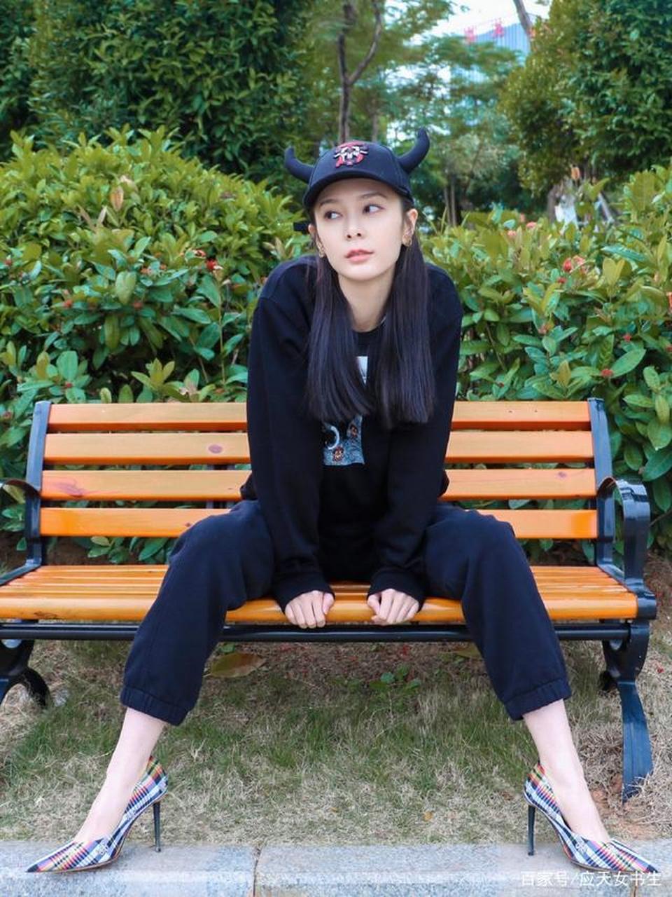 傅菁很有初恋感,野生风格把少女的清纯气质,勾勒得更加明净