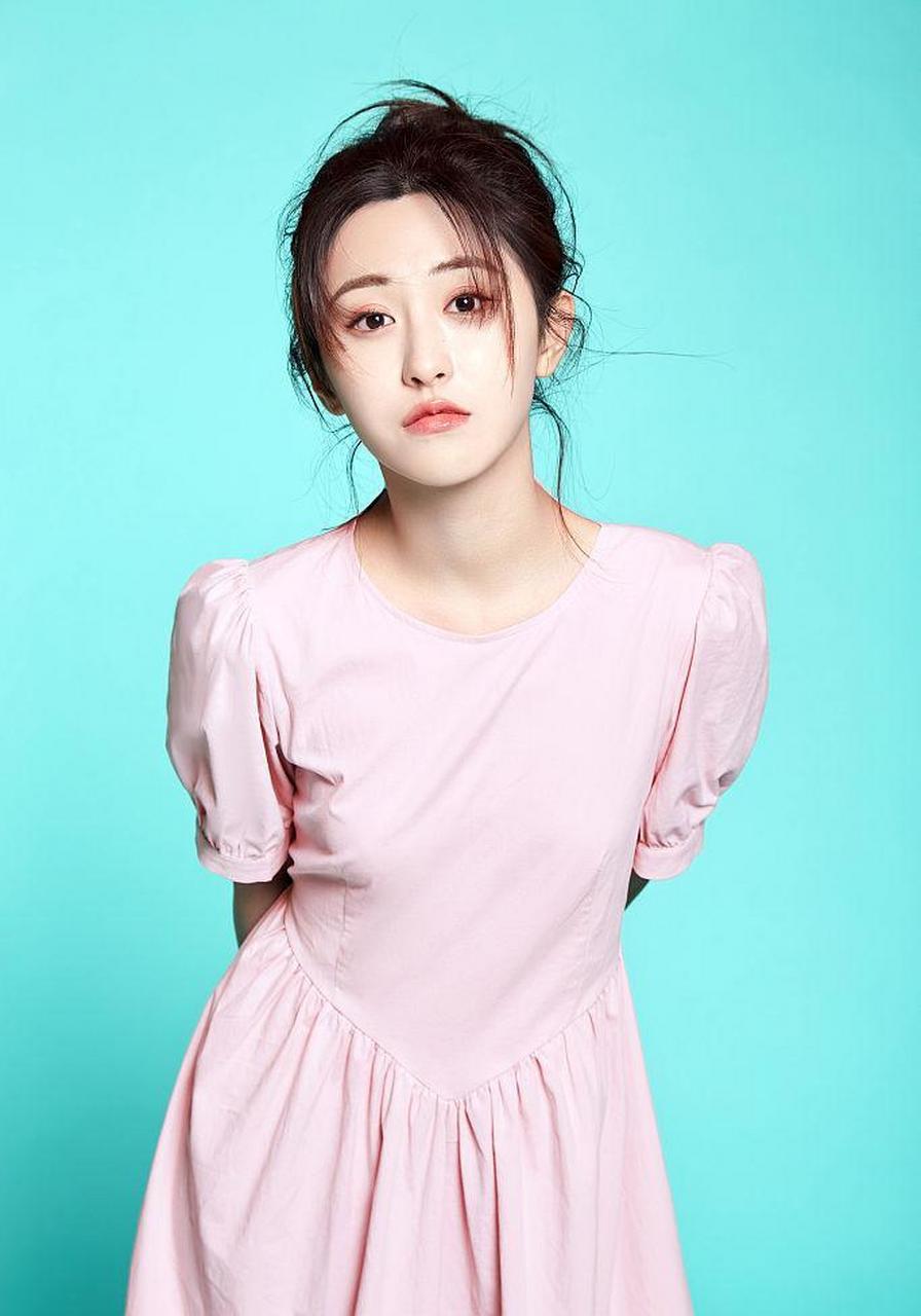 朱圣祎春日造型写真释出 着糖果色连衣裙笑容甜美