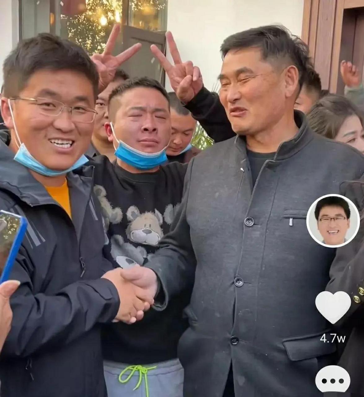 gif创作人# 网红姜涛和大衣哥朱之文聚首喜相逢,受到了大衣哥的亲切