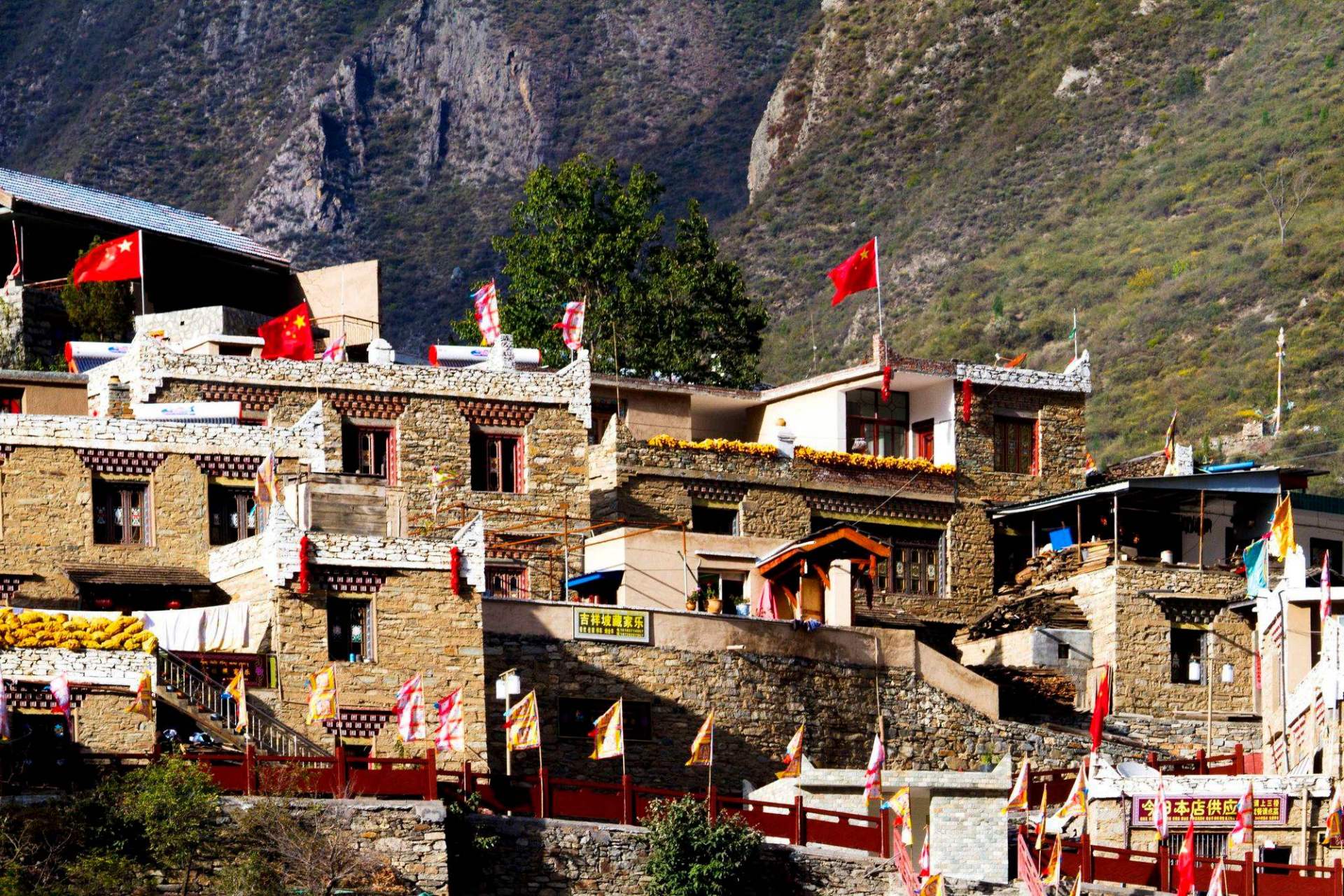 阿坝甘堡藏寨图片